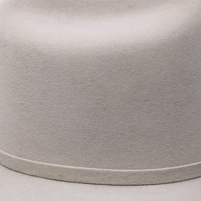Texana Carin Leon Oficial Color Beige con Pluma de Plata
