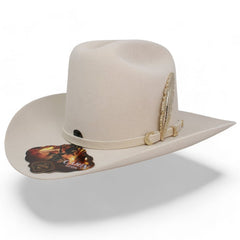 Texana Carin Leon Oficial Color Hueso con Pluma de Plata